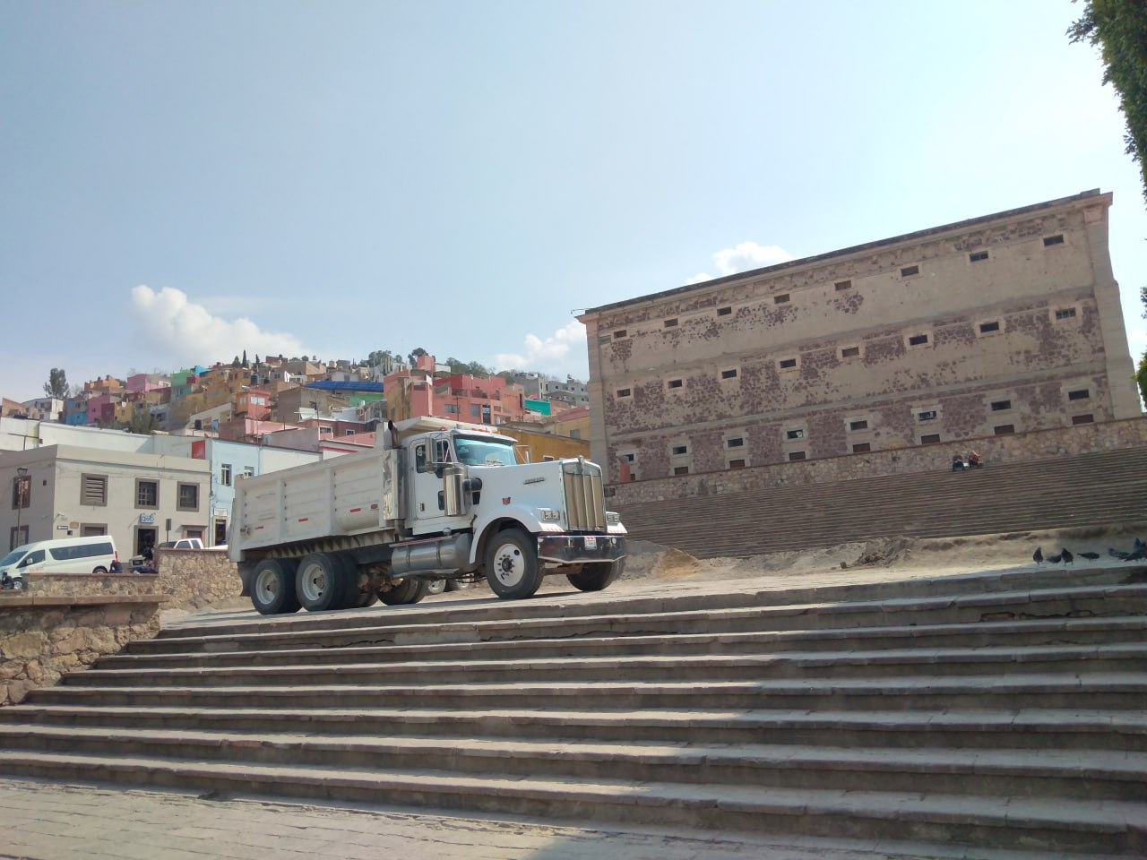 Entre agujeros y grietas dejan a la Alhóndiga de Granaditas de Guanajuato